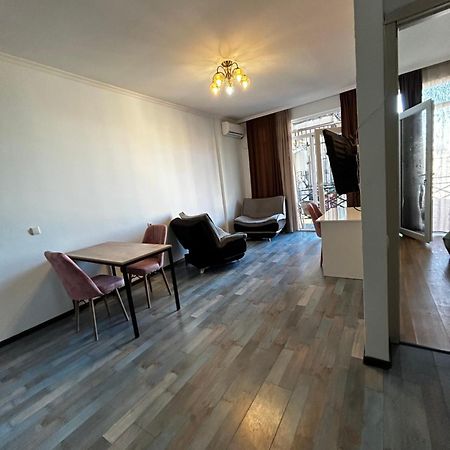 Appartement Мой Дом à Batoumi Extérieur photo